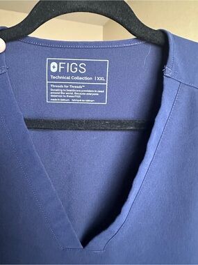 2️⃣ FIGS CASMA NAVY Technical Scrub Tops
